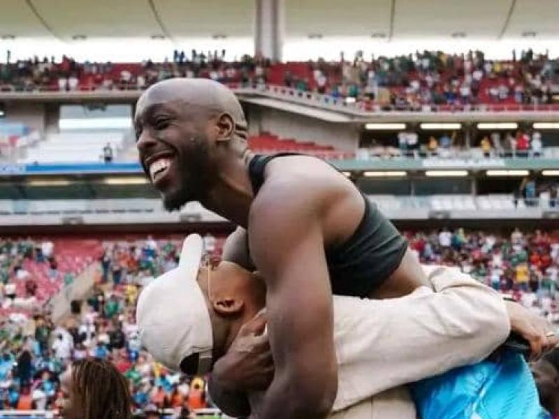 Le ministre des Sports et Loisirs de la RDC, Didier Budimbu, et l'attaquant des Léopards Yoane Wissa à Guadalajara. [Photo d'illustration]