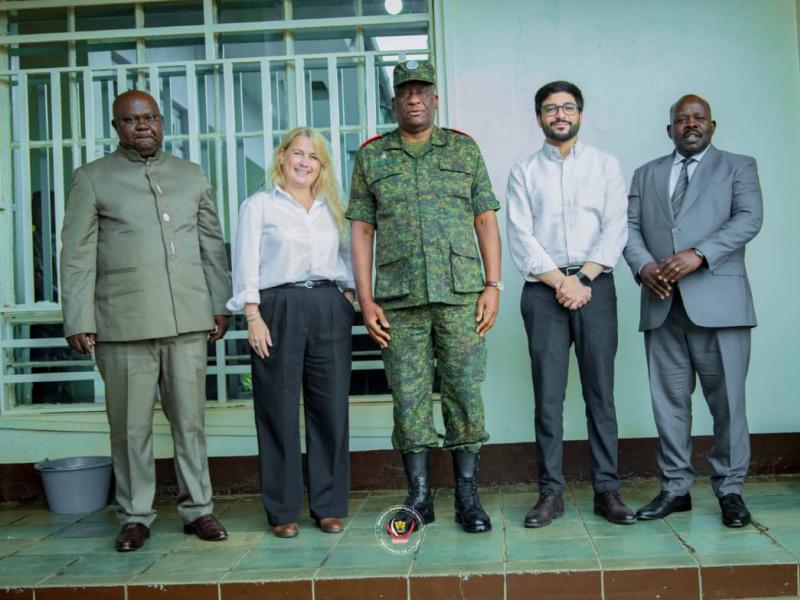Le gouverneur militaire de l’Ituri, le lieutenant-général Johnny Luboya et la délégation du FIDA [photo d'illustration]