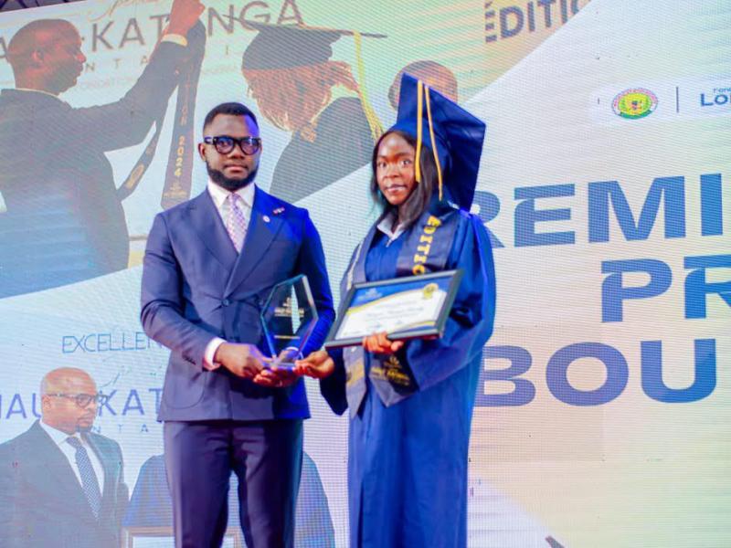 Une lauréate de la Bourse Excellencia Wantanchi reçoit son prix lors de la cérémonie à Lubumbashi