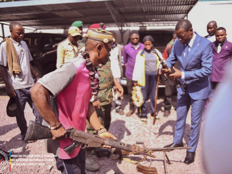 Le Ministre délégué Eliezer Ntambwe reçoit les indices militaires auprès d'un leader Mobondo en présence des éléments de la garde républicaine, jeudi 16 avril 2026