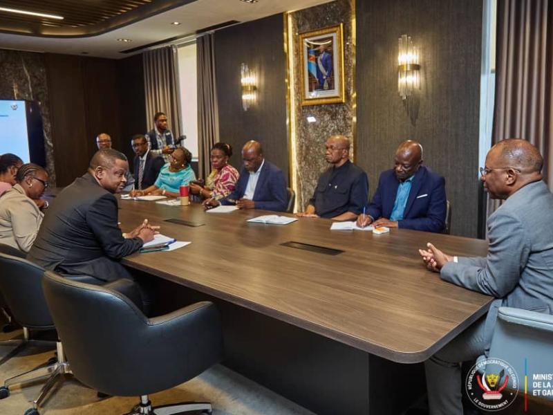 Le Ministre Guillaume Ngefa lors de la réunion avec les Membres du conseil d'administration du FRIVAO pour le lancement d'une mission officielle de consultance, jeudi 16 avril 2026