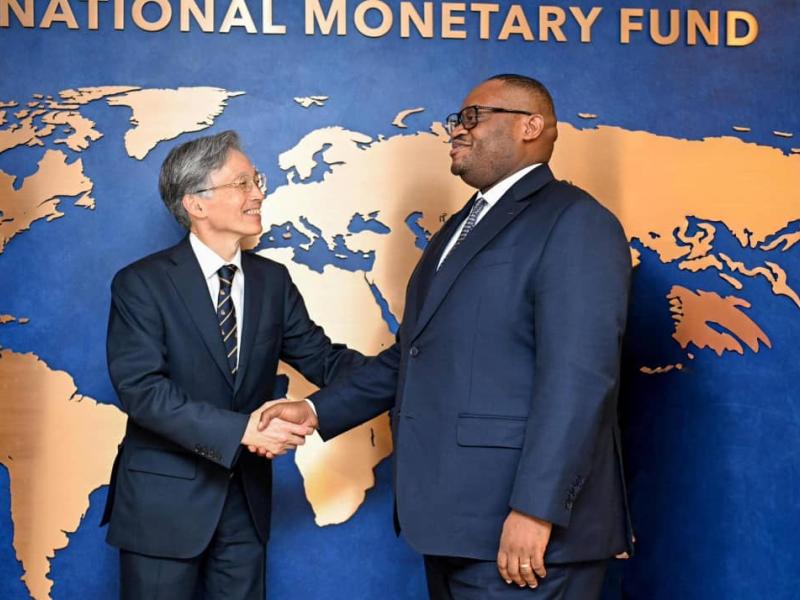 Poignée des mains entre le Directeur général adjoint du FMI et Doudou Fwamba,  ministre des Finances en RDC