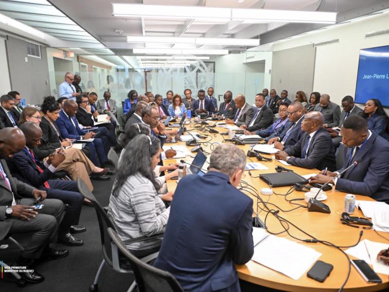 La délégation du ministère du budget en réunion avec une équipe de la Banque mondiale à Washington