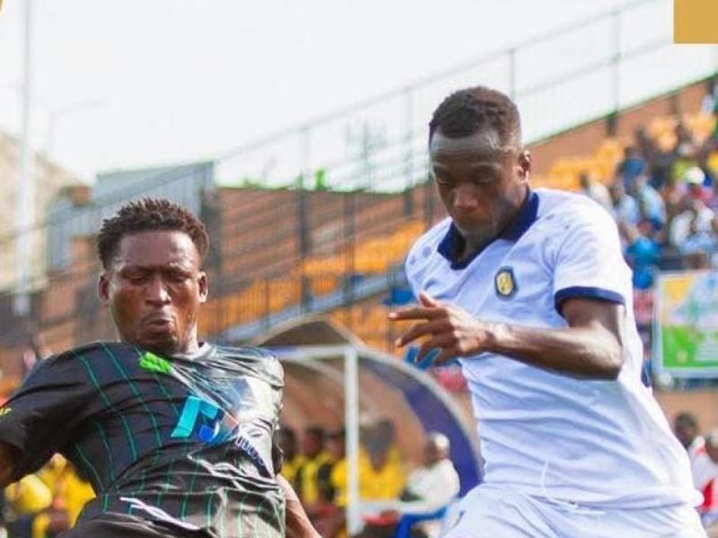 L'attaquant du FC les Aigles du Congo Ibrahim Matobo en duel avec un défenseur de l'AS VClub lors d'un match au stade Père Raphaël de la Kethule. [Photo d'illustration]