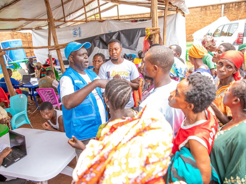 Un membre du HCR s'entretient avec des réfugiés congolais un centre d'accueil au Burundi [photo d’illustration]
