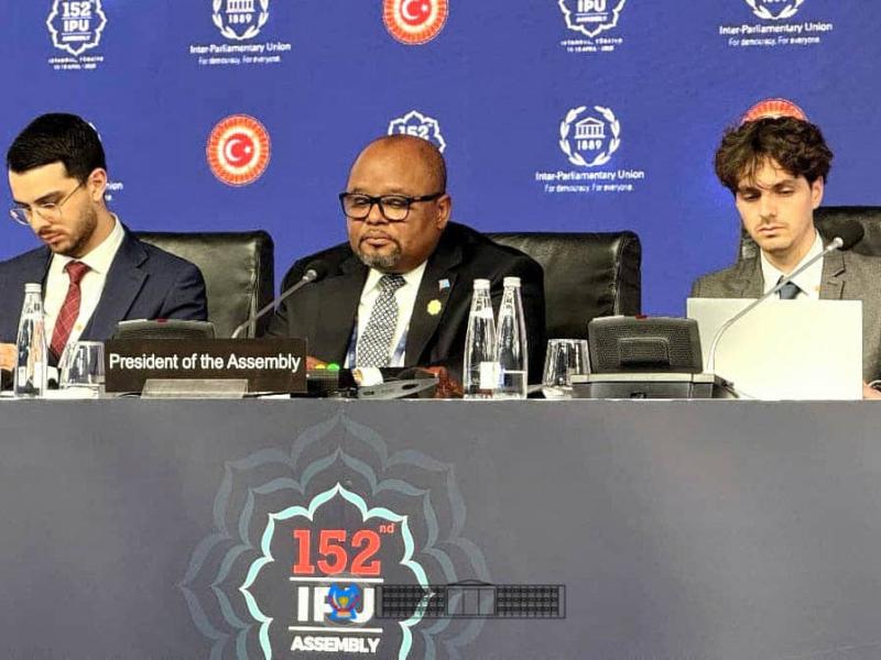 Aimé Boji Sangara préside une séance plénière de la 152ᵉ session de l’Assemblée de l’Union interparlementaire, à Instanbul