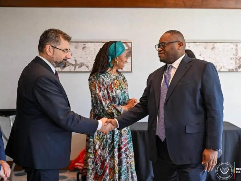 Poignée de main entre Ahunna Eziakonwa, secrétaire générale adjointe et directrice du Bureau régional pour l’Afrique du PNUD, et Doudou Fwamba, ministre des Finances en RDC