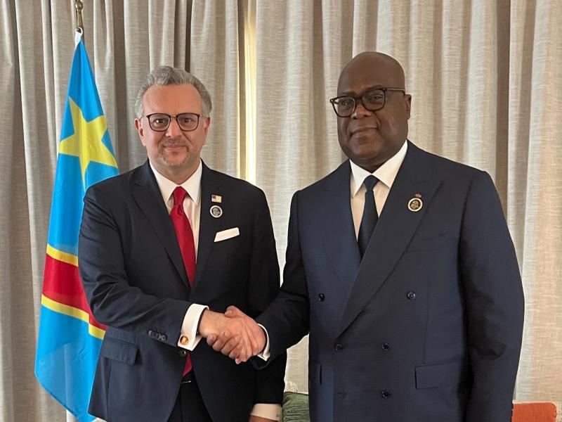 Une poignée de mains entre le Conseiller principal américain en matières arabes et africaines, Massad BOULOS et Félix TSHISEKEDI, Président de la RDC, ce dimanche en Suisse.