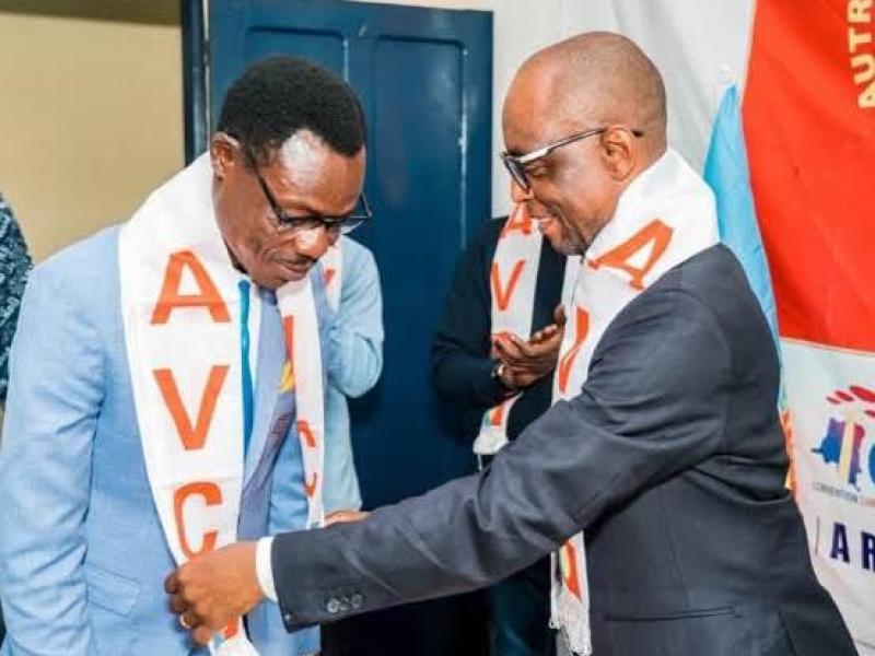 Le désormais Magloire KASONGO décorant Lumumba Vea des insignes de l'AVC lors de son adhésion au parti.