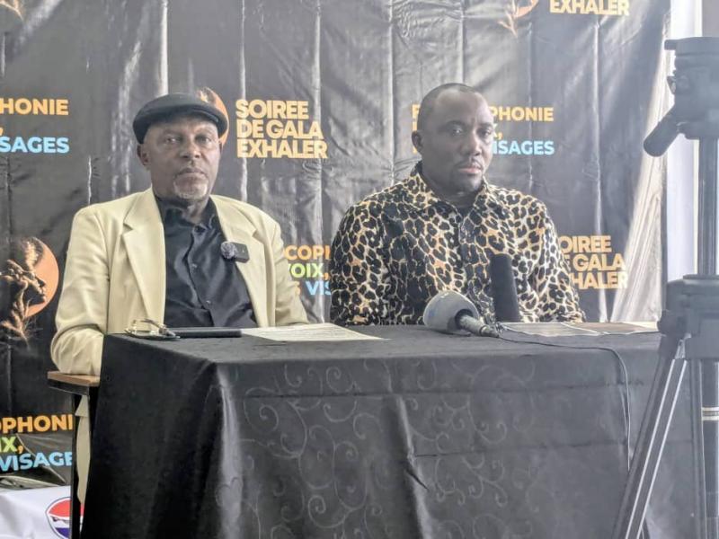 De gauche à droite, Shaka Tshipama et Godbless Namasia, respectivement ambassadeur et Président de EXHALER