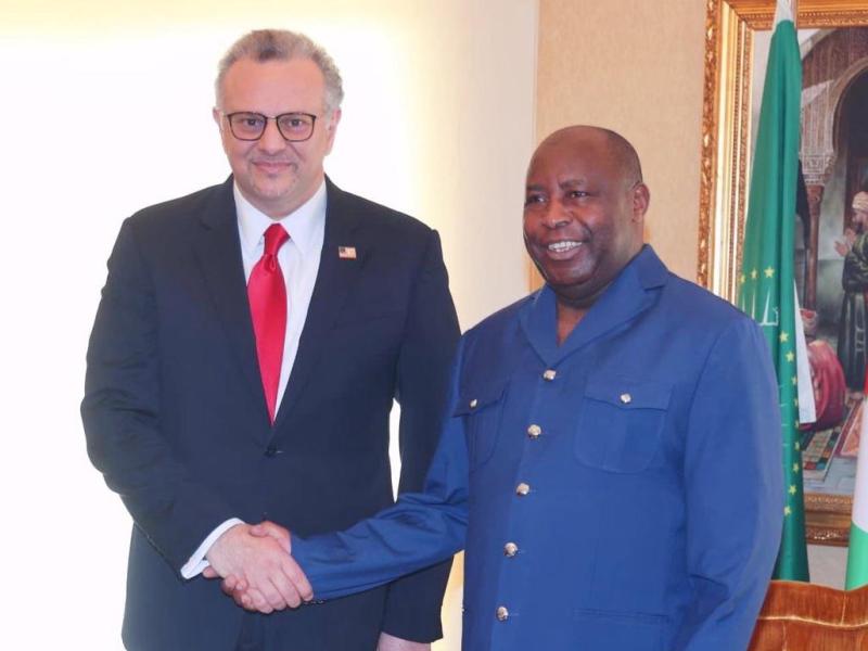 Une poignée de mains entre Massad BOULOS, Conseiller principal américain de Donald TRUMP en matières arabes et africaines  et Évariste NDAYISHIMIYE, Président du Burundi et Président en exercice de l'Union Africaine.