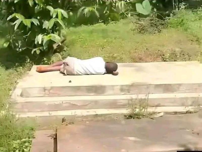 Image choquante de petit DAVI, couché sur la tombe de sa mère après avoir été chassé du toit paternel par sa marâtre.