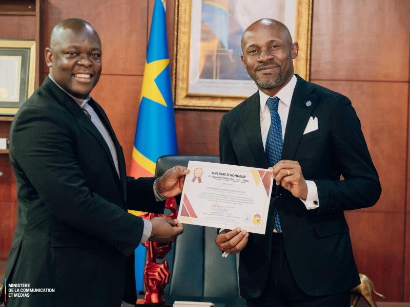 Poignée de main entre le ministre de la Communication et Médias, Patrick Muyaya et le Recteur de l'Université catholique de l'archidiocèse de Kinshasa