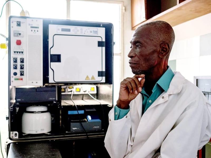 Feu professeur Michel Ekwalanga