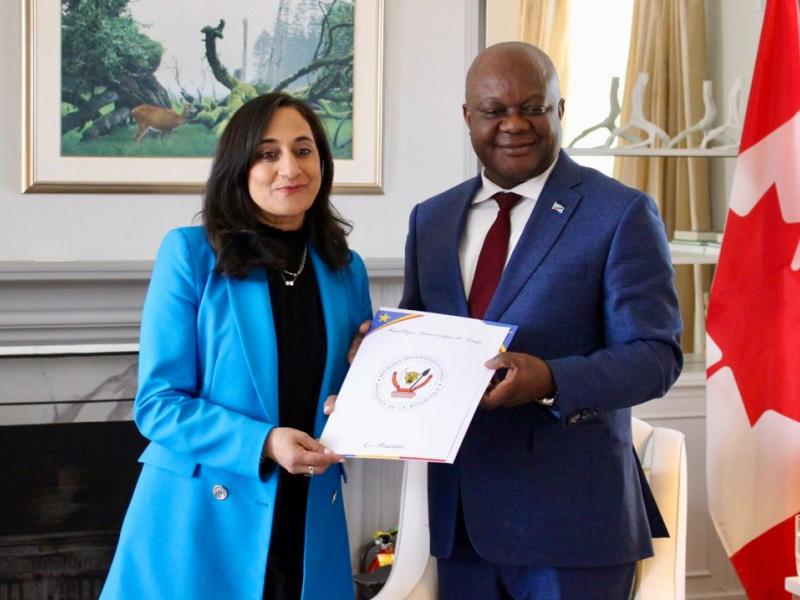 Crispin Mbadu Phanzu ministre délégué, chargé de la Francophonie remettant la Candidature de Julianna Lumumba à la ministre canadienne des Affaires étrangères.