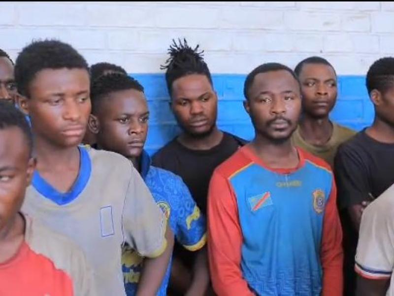 Quelques bandits arrêtés et présentés à la population par les autorités de la police