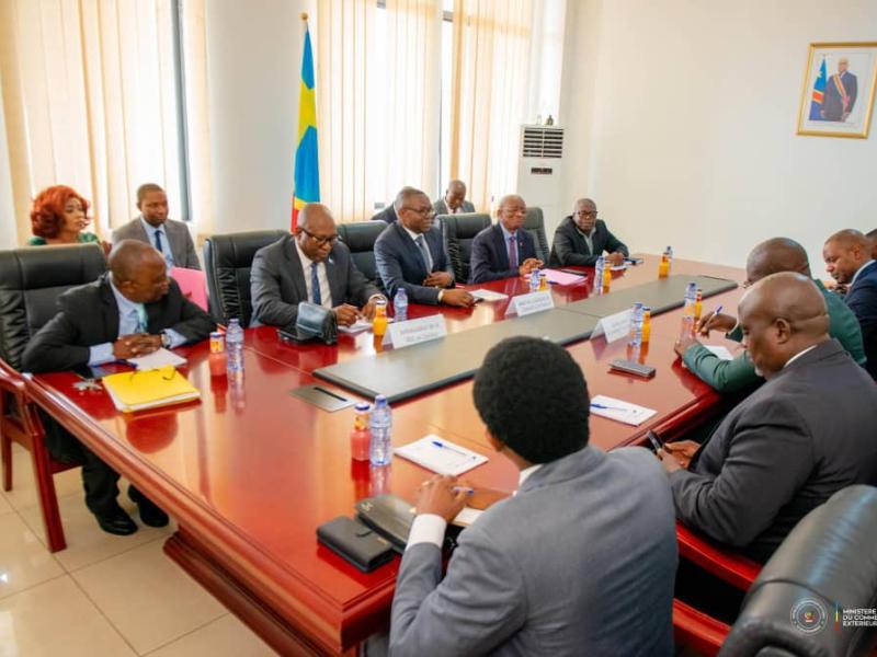 Les délégations congolaise et zambienne conduites par leurs Ministres de Commerce extérieur.