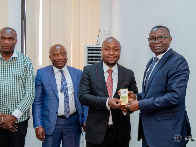 Julien PALUKU KAHONGYA, Ministre du Commerce extérieur et la délégation des exportateur du Cacao-café ce lundi 20 avril 2026 dans son cabinet de travail.