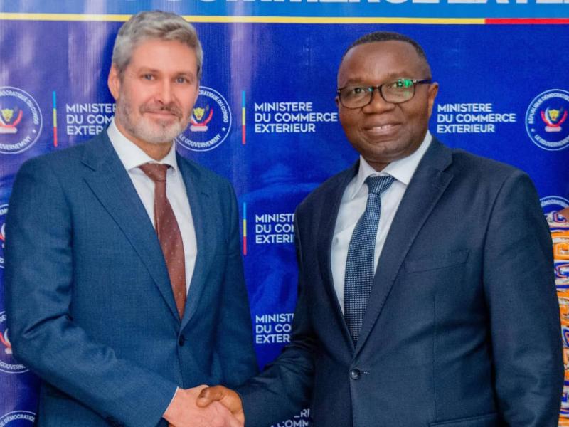 Julien PALUKU KAHONGYA, Ministre congolais du Commerce extérieur et David BEER, PDG de TradeMark Africa, au sortir de leur entretien ce lundi 20 avril 2026 à Kinshasa