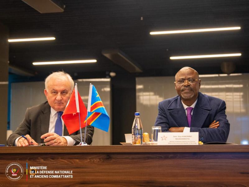 Le ministre congolais de la Défense,  Guy Kabombo, avec un responsable turc [photo d'illustration]