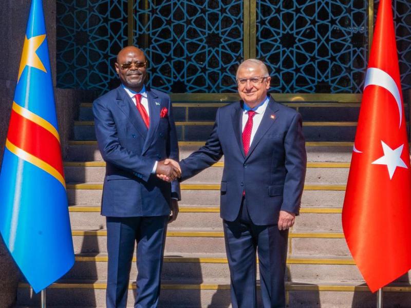 Une poignée de mains entre Guy KABOMBO MUADIAMVITA, Ministre de la Défense nationale et son homologue turque Yaşar GÜLER, au sortir de leur entretien ce mardi 21 avril 2026