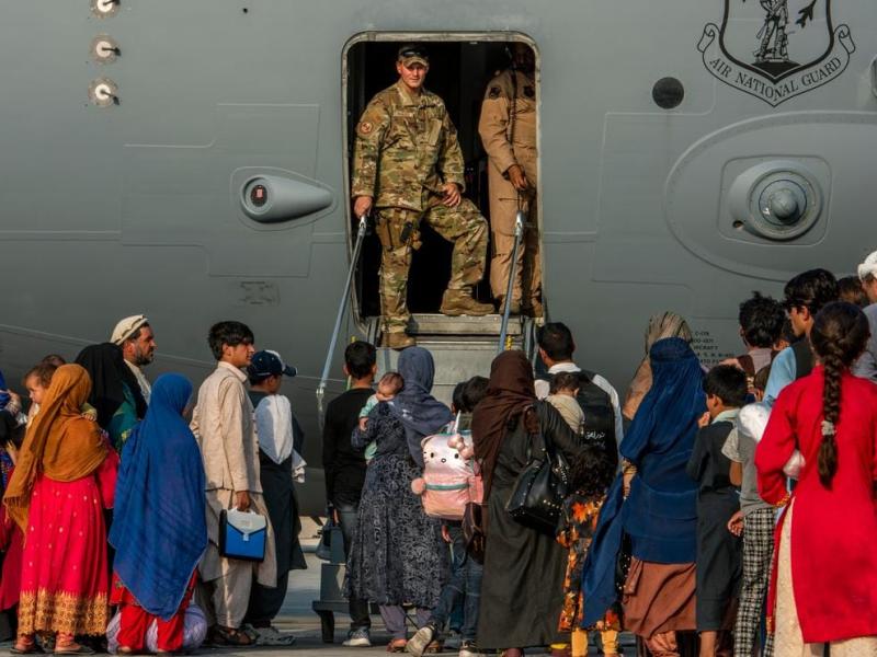 Des soldats qui évacuent des réfugiés afghans, sur une base aérienne au Qatar [photo d'illustration]