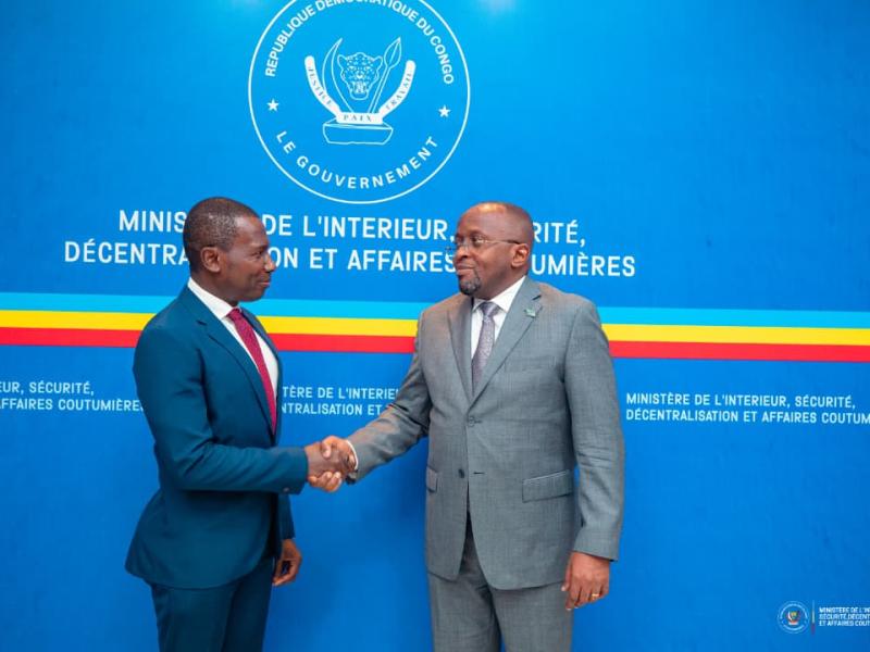 Le VPM de l'Interieur, Jacquemain Shabani, avec Frantz Célestin, directeur régional pour l'Afrique de l'OIM