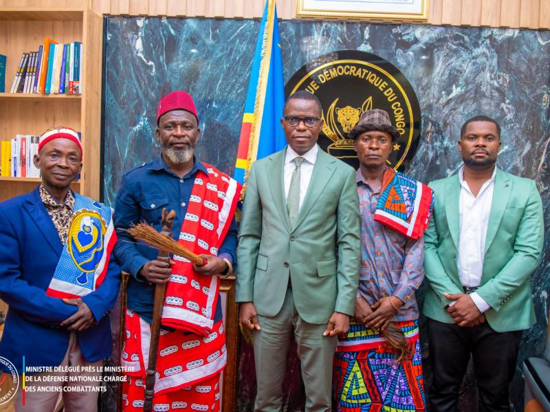La famille du Grand chef Teke et le ministre délégué Eliezer Ntambwe, mardi 21 avril 2026