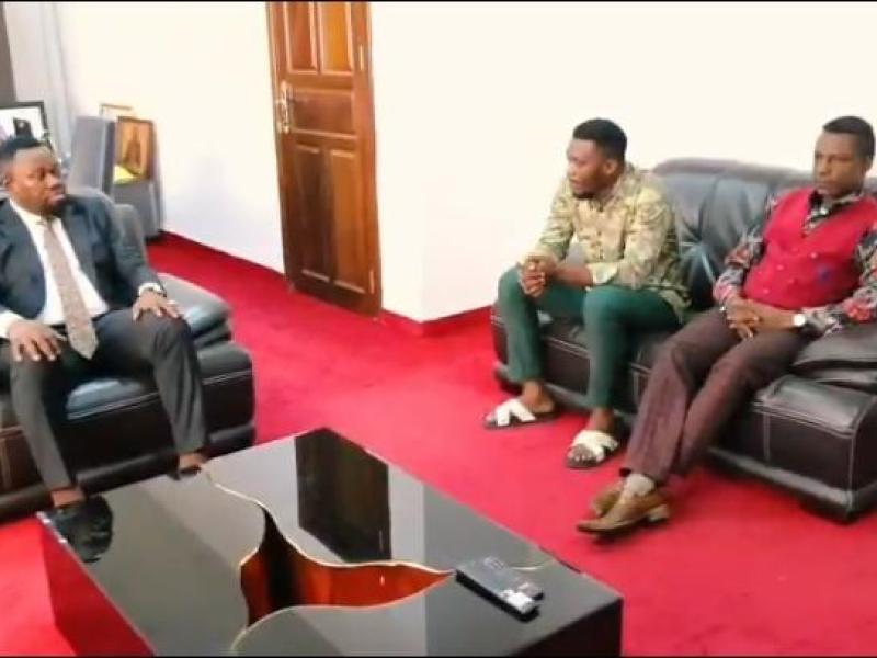 Le Ministre des Droits humains Samuel MBEMBA discutant avec Platini SADISA et son avocat conseil