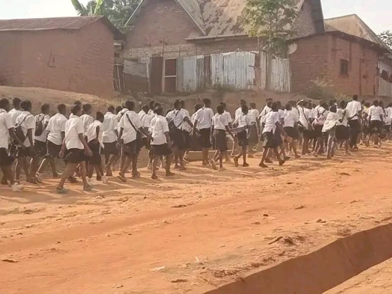 Les élèves filles de Tshikapa au Kasaï en plein marche