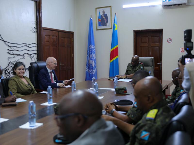 Une délégation de la MONUSCO conduite par James Swan échange avec le Gouverneur militaire de la province de l’Ituri