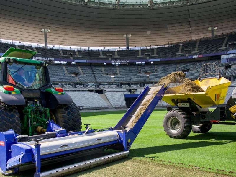 Des engins en plein travaux de reconfiguration du Stade de France en guise des événements culturels à venir.