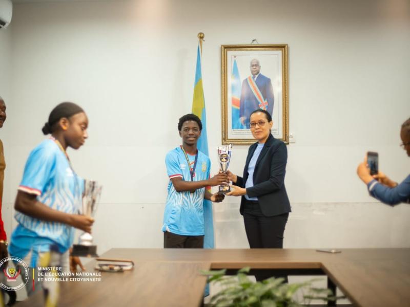 La ministre de l’Éducation nationale, Raïssa Malu, reçoit le trophée des Léopards du football scolaire [photo d’illustration]