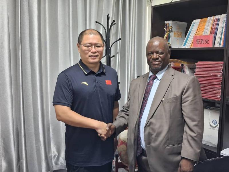 Poignée de main entre l'ambassadeur de la Chine en République démocratique du Congo et l'Inspecteur général de la Formation professionnelle