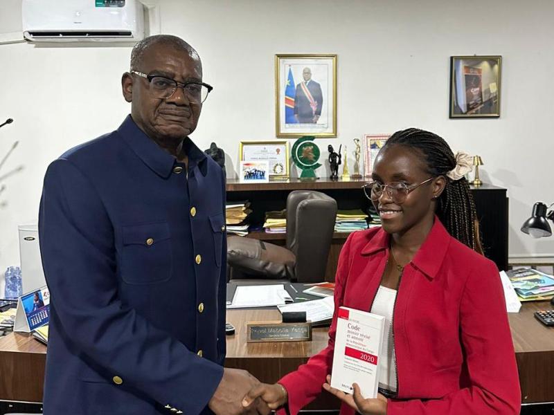 Le Directeur Général du CAMI et une lauréate du récent concours