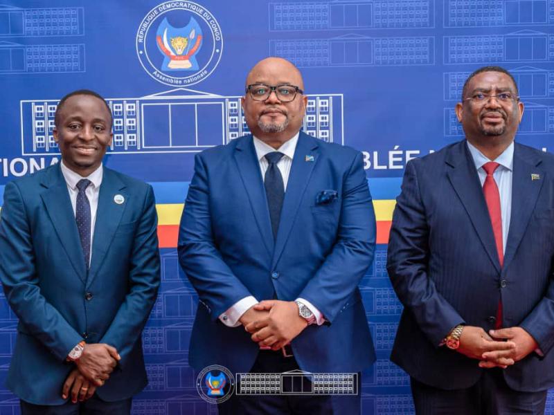 Le Président de l'Assemblée nationale, Aimé Boji, placé au milieu de deux membres du Forum des parlements des pays membres de la CIRGL, mercredi 22 mars 2026