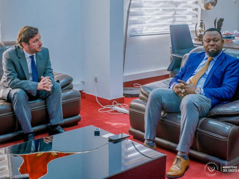 Le ministre des Droits humains, Samuel Mbemba, s'entretenant avec le député français Aurélien Taché, porteur du projet de création de l'Académie francophone.