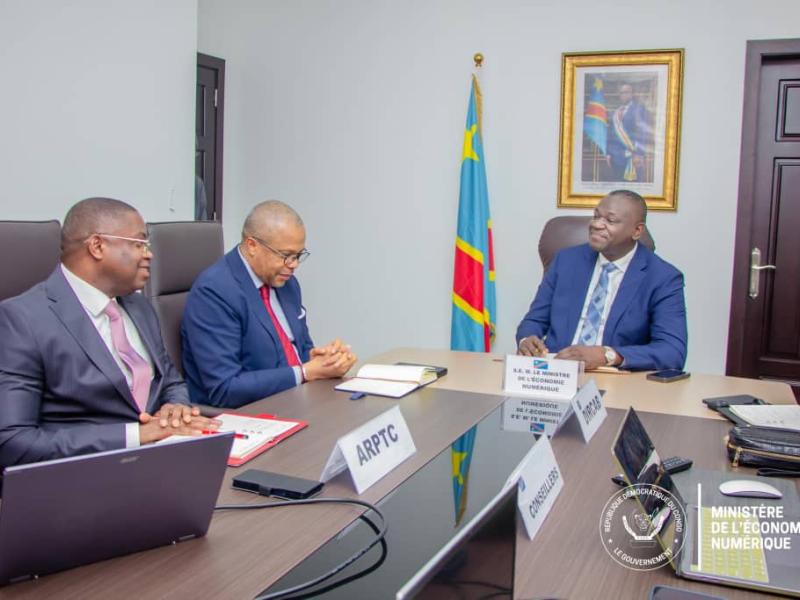Augustin Kibassa, ministre de l'Economie numérique, en séance de travail avec  Christian Katende, président de l'ARPTC