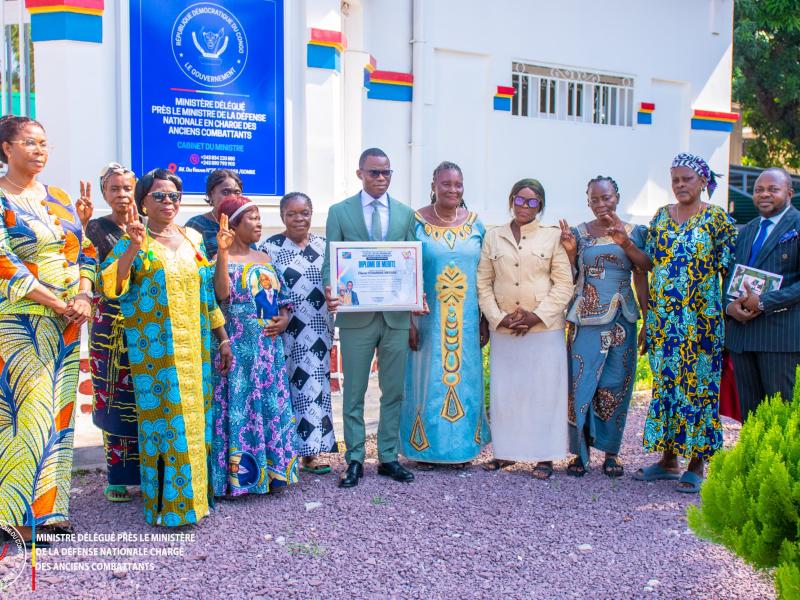 Le Ministre délégué Eliezer Ntambwe et les femmes de l'UDPS, mardi 21 avril 2026