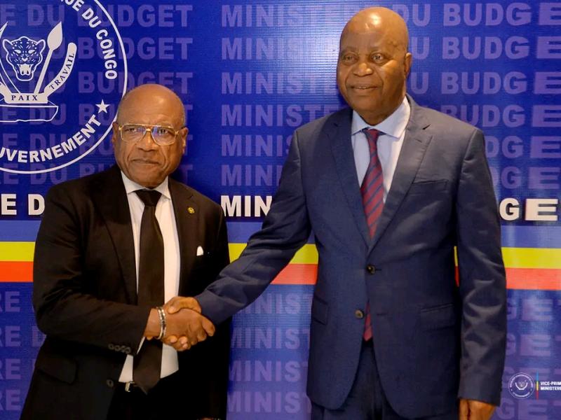 Poignée de main entre le vice-Premier ministre, ministe du Budget, Adolphe Muzito, et She Okitundu, député national