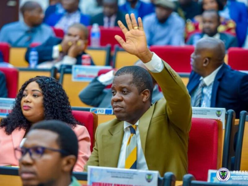 Le député Nicolas Wemakoy prêt à prendre la parole lors de la  séance plénière tenue mercredi 22 avril 2026