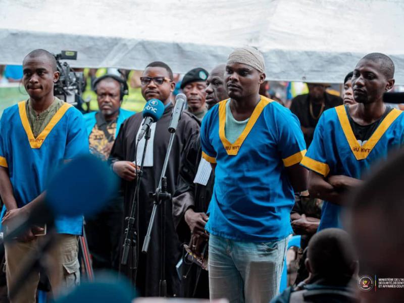 Trois présumés braqueurs lors d'une audience foraine devant le tribunal militaire de Kinshasa- Gombe