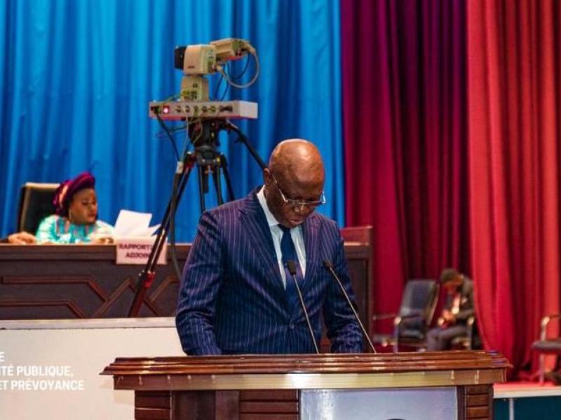 Le ministre de la Santé publique, Roger Kamba, présentant le projet de loi sur la lutte contre le commerce illicite du tabac, devant les députés nationaux, jeudi 23 avril 2026