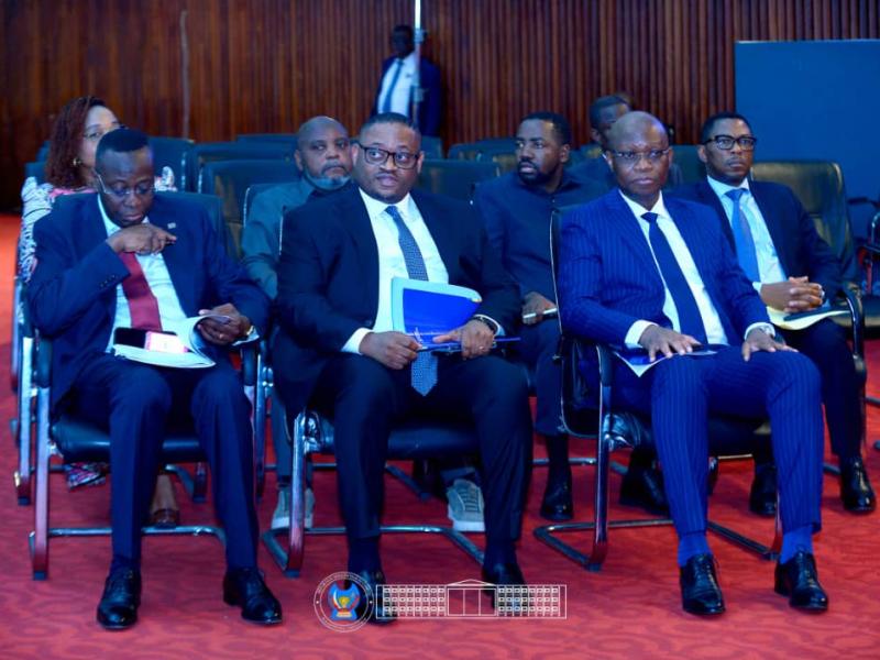 Le vice-Premier ministre en charge de l'Économie nationale, Daniel Mukoko Samba, à l'extrême gauche de la photo lors d'une plénière à l'Assemblée nationale