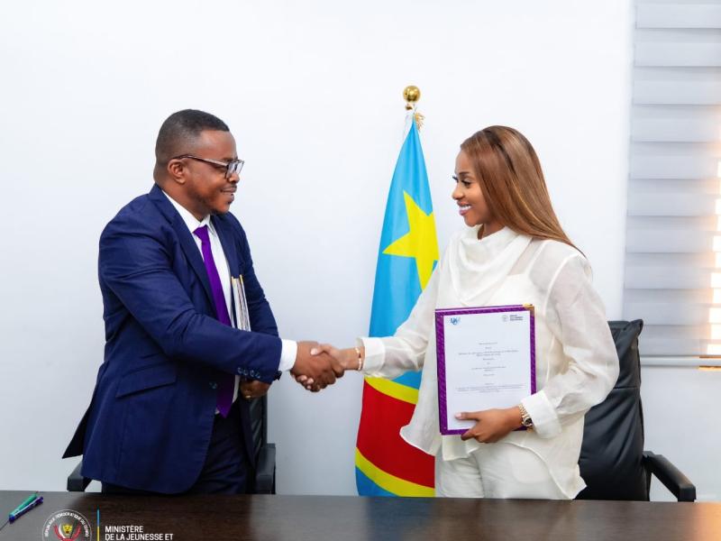La ministre de la Jeunesse Grace Kutino et le représentant du Bureau central de coordination [photo d'illustration]