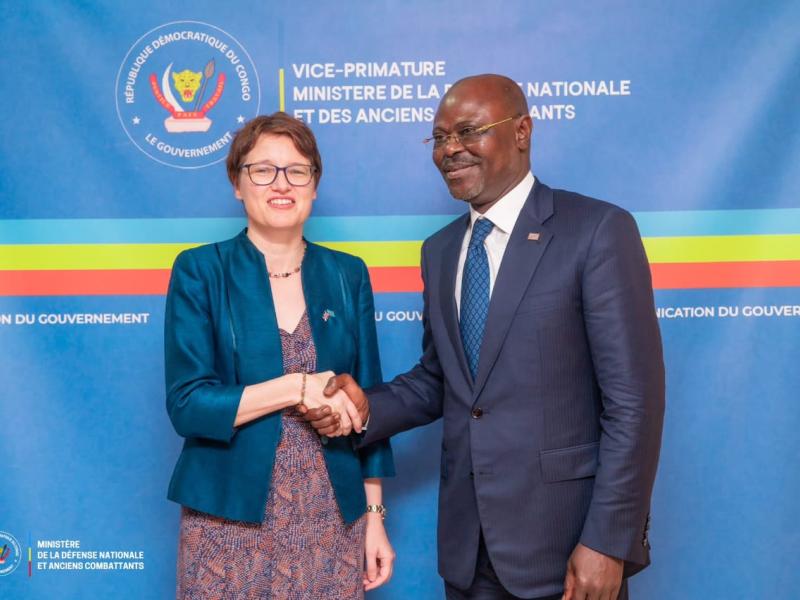 Le VPM de la Défense Guy Kabombo et l'ex ambassadrice britannique Alyson King, vendredi 24 avril 2026