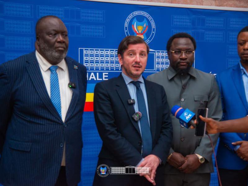 Le député français Aurélien Taché, entouré de trois élus du peuple de la RDC