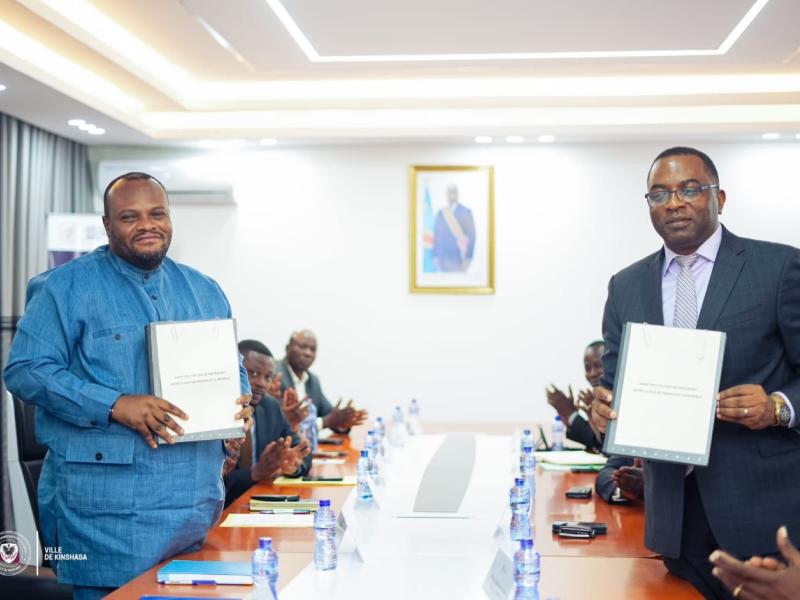 Le Gouverneur Daniel Bumba et le directeur général de la REGIDESO, David Tshilumba [photo d'illustration]