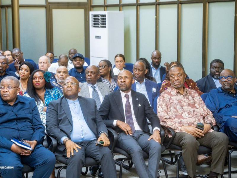 Le ministre de la Communication et Médias, Patrick Muyaya,  entouré du patronat congolais