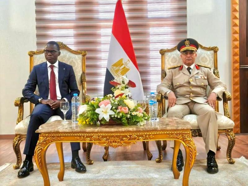 Le Ministre délégué Eliezer Ntambwe reçu au Caire par l'un des officiers égyptien, samedi 2026